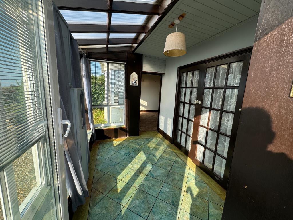 Lot: 122 - DETACHED TWO-BEDROOM BUNGALOW WITH SEA VIEWS - Front porch